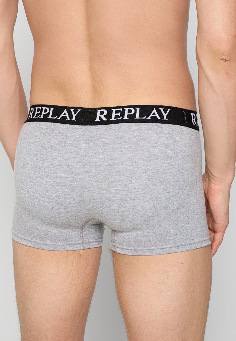 Grau Baumwollboxershorts mit einem schwarzen elastischen Bund, auf dem "REPLAY" in weißen Buchstaben steht. Weiche Textur, körperbetonter Schnitt und Länge bis zur Mitte des Oberschenkels.