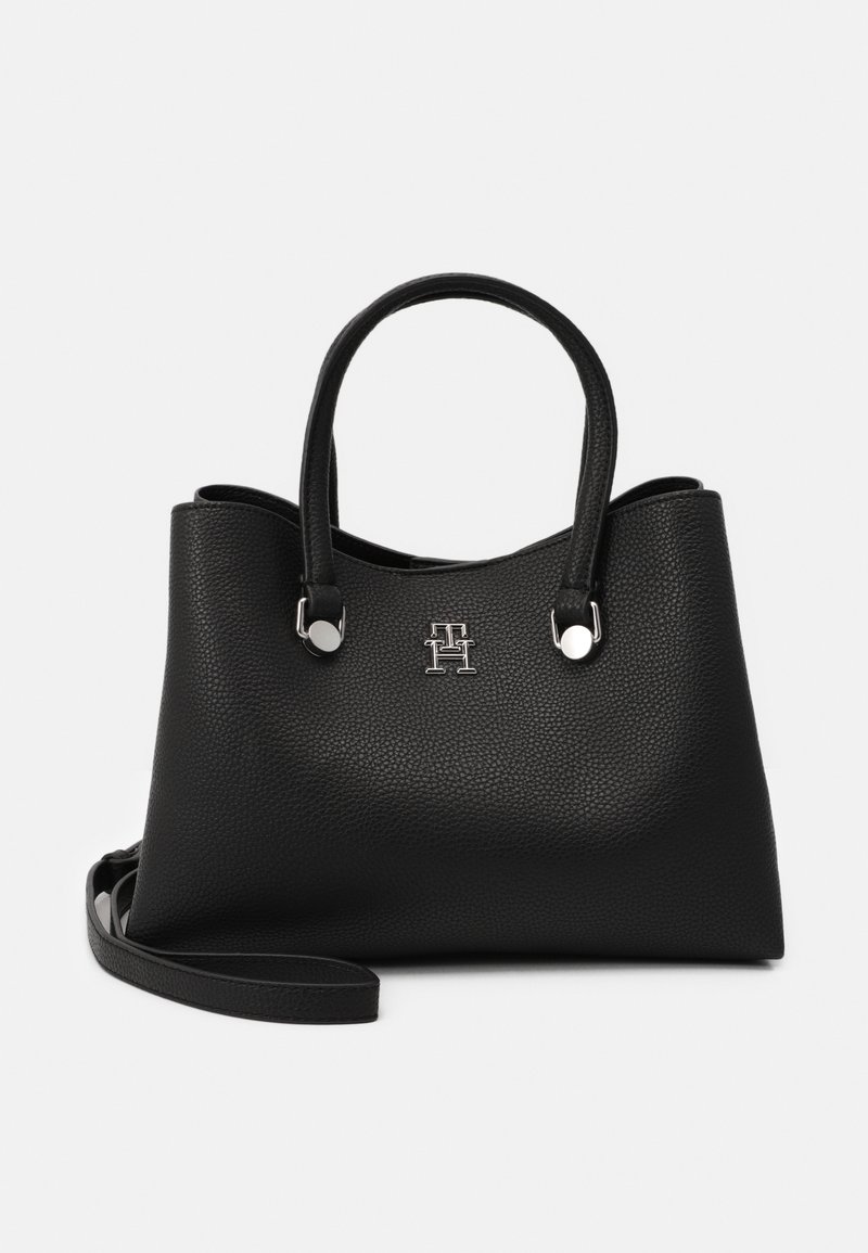 Sac à main en cuir noir texturé avec double anses, ferrures argentées et un petit logo argenté à l'avant.