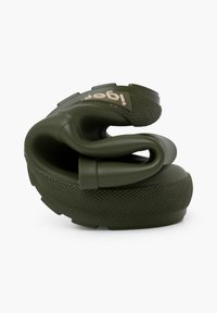 Sandalo in gomma verde oliva con superficie testurizzata, cinturini regolabili e un logo distintivo, progettato per essere flessibile e leggero.