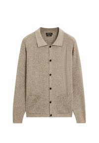 Beige gestrickte Strickjacke mit Kragen, ausgestattet mit schwarzen Knöpfen und zwei Fronttaschen, aus strukturiertem Stoff.