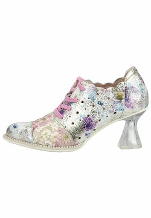 Chaussure à talons hauts pour femme, à motif floral, avec des accents métalliques argentés, des lacets roses, des perforations, et un talon bloc transparent évasé.