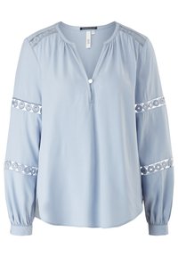 Vaaleansininen pusero, jossa on V-pääntie, pehmeä kangas, pitkähihaisissa on pyöreitä pitsiyksityiskohtia, ja nappidetaili napituksessa.