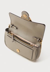 Saco cruzado em pele cinza com fecho de aba, ferragens douradas, bolso interior com fecho e acabamento texturizado. Design compacto com alça de corrente.