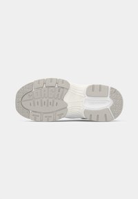 Witte sneakerzool met grijze accenten. Heeft groeven voor grip, cirkelvormige patronen en het "COACH"-merk duidelijk zichtbaar.