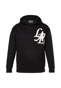 Sudadera negra con un bolsillo frontal, con grandes letras blancas en el lado izquierdo del pecho y un logotipo circular en la manga derecha. Textura suave.