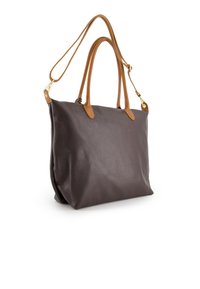 Brun læder tote bag med tekstureret overflade, kontrasterende lysebrune håndtag og guld hardware detaljer. Åben topdesign, rummelig indvendig.