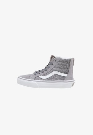 Baskets montantes grises avec côtés en tissu pailleté, bande ondulée blanche, lacets gris et semelle en caoutchouc blanche, vues du côté extérieur.