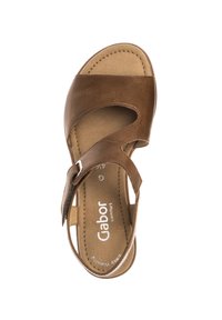 Sandal in pelle marrone con un design a strap incrociati, fibbia regolabile, soletta imbottita e dettagli di cucitura discreti sulla suola.
