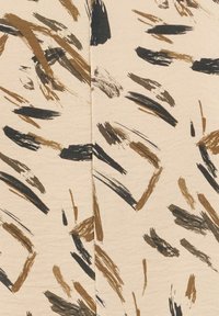Beige Stoff mit einem Pinselstrichmuster in Schwarz- und Brauntönen, mit einer strukturierten Oberfläche und sichtbaren Nähten.