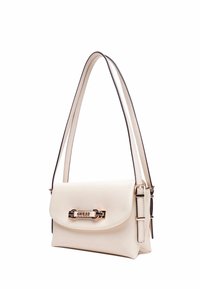 Borsa color crema con una texture liscia, hardware dorato e chiusura a patta con il nome del marchio "Guess" su un accento metallico.