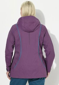 Lilla vandtæt jakke med hætte, prydet med turkise detaljer og en struktureret overflade. Designet med en tætsiddende silhuet og bageste sømdetaljer.