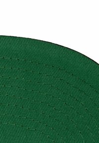 Grüner, strukturierter Stoffhut mit einem kreisförmigen Design, das über eine detaillierte Naht verfügt und einen glatten Rand aufweist, in einem einheitlichen Grünton.