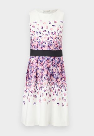 Robe blanche sans manches avec motif floral violet et rose, ceinture noire, jupe plissée et encolure ronde.