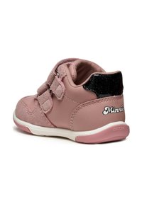 Scarpa rosa con finiture in pelle liscia e suede, due cinturini in velcro, un accento di glitter nero sul tallone e dettaglio "Minnie" di lato.