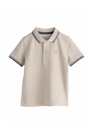 Beiges Polohemd mit kurzen Ärmeln, Kragen, marineblauen Akzenten, drei Knöpfen und einem auf der Brust aufgestickten Bärenlogo.