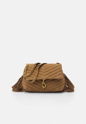 Braune gesteppte Stoffhandtasche mit Fransendetails, goldenen Beschlägen und einer Kettenriemen. Verfügt über einen Klappenverschluss und ein Chevron-Musterdesign.