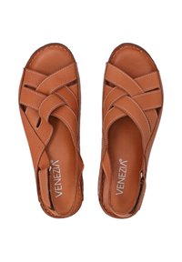 Bruine leren sandalen met kruiselings bovenbanden, open teenontwerp en gestikte accenten. Beschikt over een zijgesp voor een verstelbare pasvorm.