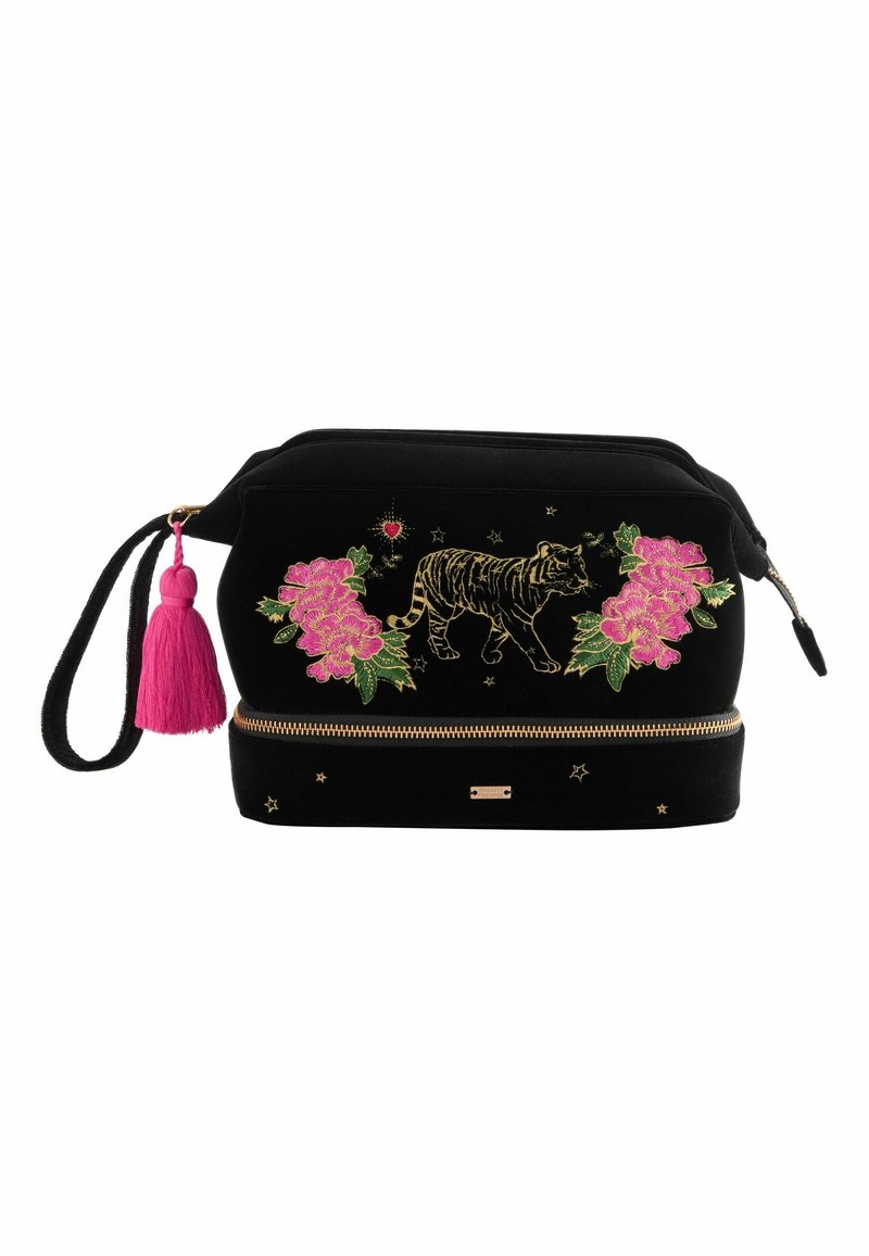 Borsa cosmetica in velluto nero con ricamo di tigri dorate e fiori rosa, con un pon-pon rosa e zip dorata. Presenti stelle decorative.