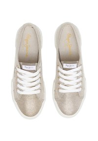 Baskets en toile beige avec lacets blancs. Tige texturée, bout rond et semelle en caoutchouc. Présence d'un logo sur la languette et la doublure intérieure.