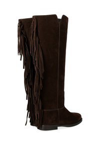 Bottes en daim marron jusqu'au genou avec des franges sur le côté, conçues avec un bout rond et une semelle plate, dotées d'un bord supérieur en V.