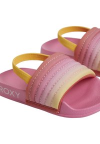 Rosa och gula halksandaler med ribbade tygremmar, texturerade sålar och kontrasterande sömmar. Har en enfärgad fotbädd och rem.
