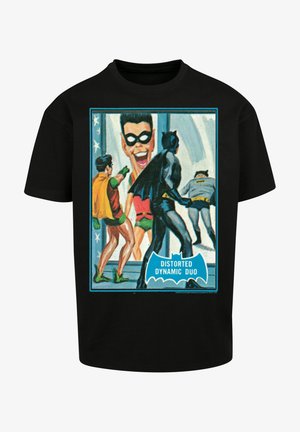 Fekete pamut póló, színes grafikai nyomattal két szuperhősről, a kék denevér alakú banneren a "TORZÍTOTT DINAMIKUS DUPLA" felirattal.