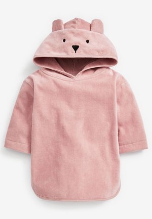 Różowy ręcznik z kapturem z motywem twarzy misia i uszami, wykonany z miękkiego pluszowego materiału. Posiada krótkie rękawy i zaokrąglony dolny brzeg.