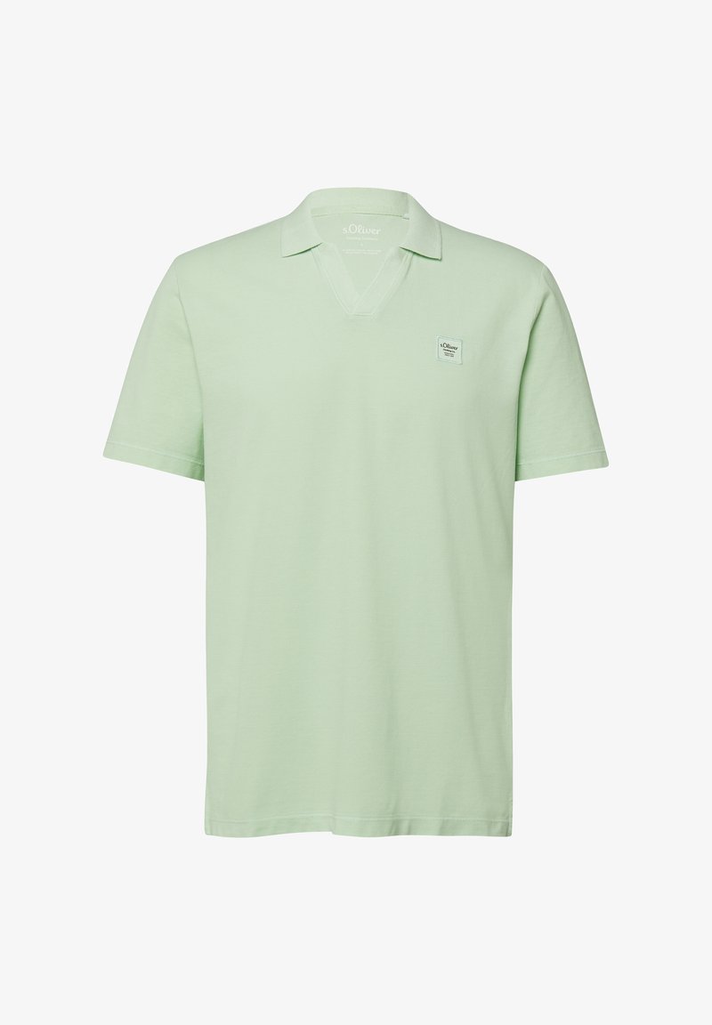 Polo vert clair à manches courtes avec col en V et petite étiquette carrée avec le logo de la marque sur la poitrine gauche.