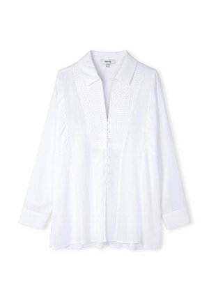 Blouse blanche à manches longues avec col, présentant un panneau avant texturé, une fermeture à boutons et une coupe décontractée. Tissu lisse avec un minimum de détails.