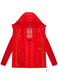 Rote isolierte Jacke mit Kapuze, mit einem glatten äußeren Material, gestepptem Innenfutter, grünen Reißverschlüssen und Innentaschen.