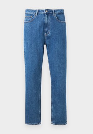 Blå straight-leg denimjeans med klassisk fem-lomme-design, knaplukning og bæltestropper på hvid baggrund.