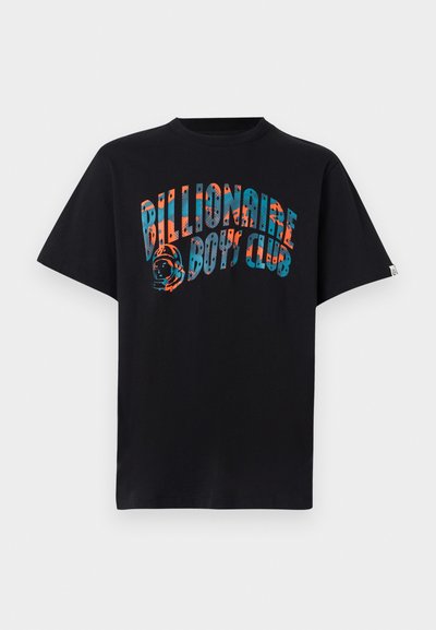 Camiseta negra de manga corta con el texto "Billionaire Boys Club" en azul y naranja y un gráfico de un casco de astronauta en el frente.