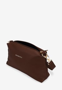 Bolsa de cuero marrón con superficie texturizada, herrajes dorados, cierre de cremallera y correa desmontable. El nombre de la marca "Bosanova" es visible.