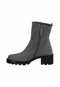 Botte de cheville en suède grise avec une fermeture éclair sur le côté, semelle épaisse noire et coutures détaillées le long du bord. Présente un orteil arrondi et une bande de traction.