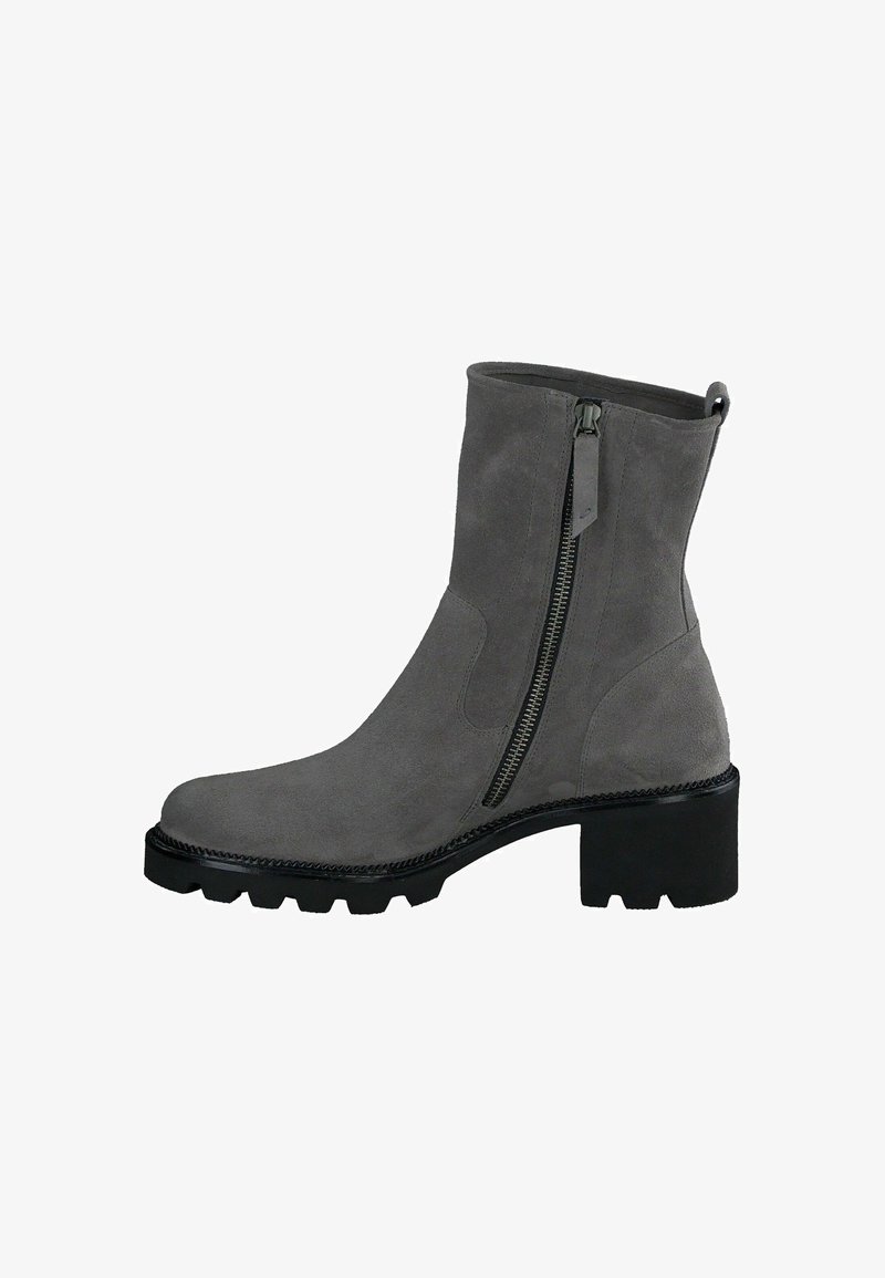 Šedá semišová kotníková bota s bočním zipem, černou robustní podrážkou a detailním prošíváním podél okraje. Obsahuje zaoblenou špičku a poutko pro snadné obutí.