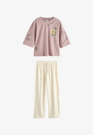 Oversized T-shirt i mauve med kaffe-tema skitser og tekst, kombineret med løse, cremefarvede bukser med snøre i taljen og sidelommer.