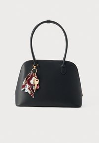 Μαύρη δερμάτινη τσάντα χειρός με στρογγυλεμένο σχήμα, με χρυσό μπρελόκ και πολύχρωμο φουλάρι για διακόσμηση. Λείο υλικό, κλείσιμο με φερμουάρ.