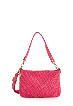 Różowa pleciona torebka skórzana o teksturowanej powierzchni, z odpinanym paskiem z złotymi ćwiekami i zamknięciem na zamek błyskawiczny.