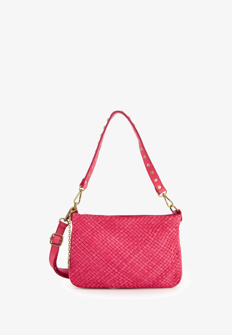 Rosa geflochtene Lederhandtasche mit strukturierter Oberfläche, ausgestattet mit einem abnehmbaren Tragegurt mit goldenen Nieten und einem Reißverschluss.