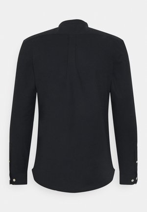 Schwarzes Langarmshirt mit Stehkragen, glatter Textur und geknöpften Manschetten. Verfügt über eine Schulterpasse und dezente Taillierung am Rücken.
