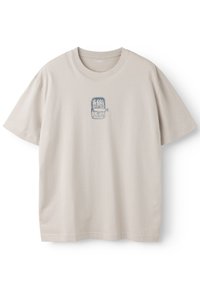 Μπεζ T-shirt με κοντά μανίκια και μικρό σχέδιο με κονσερβοκούτι σαρδέλας ανοιχτό, που περιέχει τέσσερα ψάρια, στο κέντρο του στήθους.