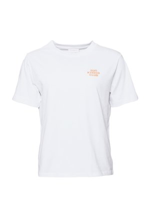 Hvid T-shirt med korte ærmer og lille ferskenfarvet tekst "sun kissed club" på øverste venstre bryst.