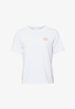 T-shirt blanc à manches courtes avec un petit texte pêche "sun kissed club" sur la partie supérieure gauche de la poitrine.