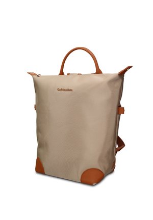 Sac à dos beige de forme carrée avec poignées en cuir marron, accents aux coins et poche avant zippée avec détail logo.