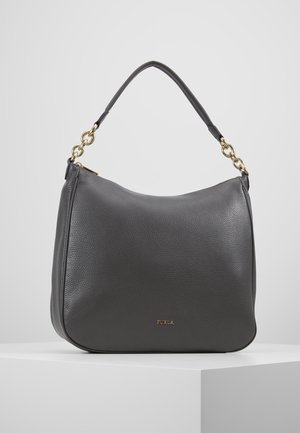 Sac à épaule en cuir gris avec des maillons de chaîne dorés sur les anses et petit logo Furla à l'avant, présenté sur une surface blanche.