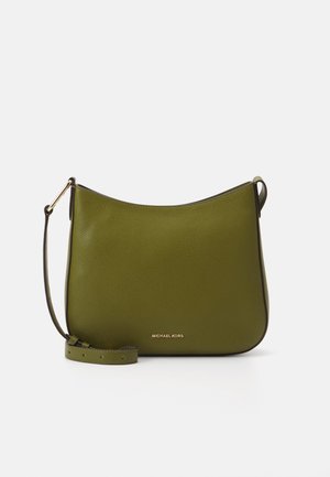 Bolso de hombro verde de cuero con forma curvada, que presenta un logo dorado en la parte inferior y una correa desmontable. Textura suave con un hardware mínimo.