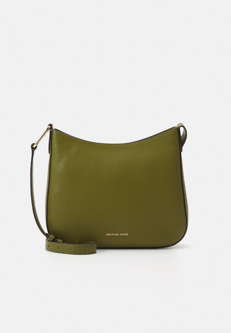 Bolso de hombro verde de cuero con forma curvada, que presenta un logo dorado en la parte inferior y una correa desmontable. Textura suave con un hardware mínimo.