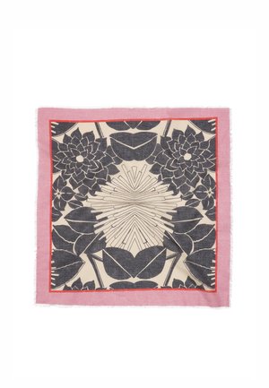 Kwadratowa chusta z czarnymi wzorami kwiatowymi na beżowym tle, obramowana cienką czerwoną linią i szeroką różową ramką z frędzlami na krawędziach.