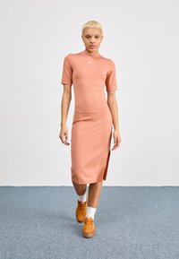 Nike Sportswear MIDI DRESS - Jerseyklänning - terra blush