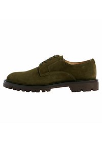 Scarpe stringate in suede verde con punta rotonda, dotate di una suola in gomma robusta con battistrada per trazione e dettagli di cucitura discreti.